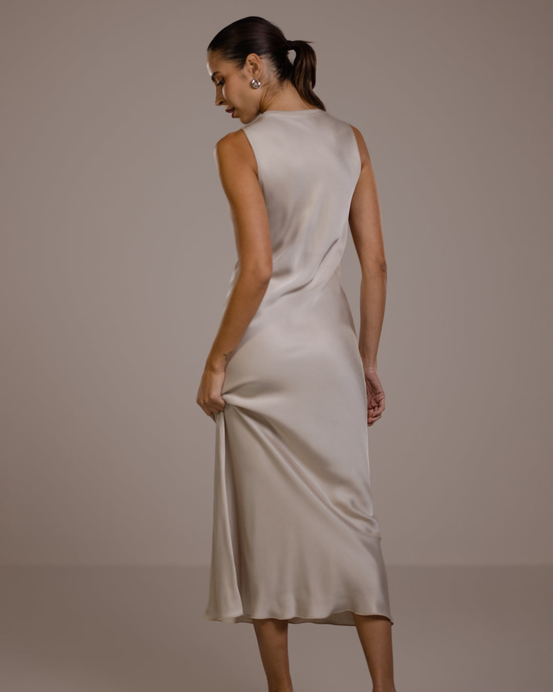 Robe Sabrina en satin sans manches 2