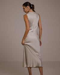 Robe Sabrina en satin sans manches 2