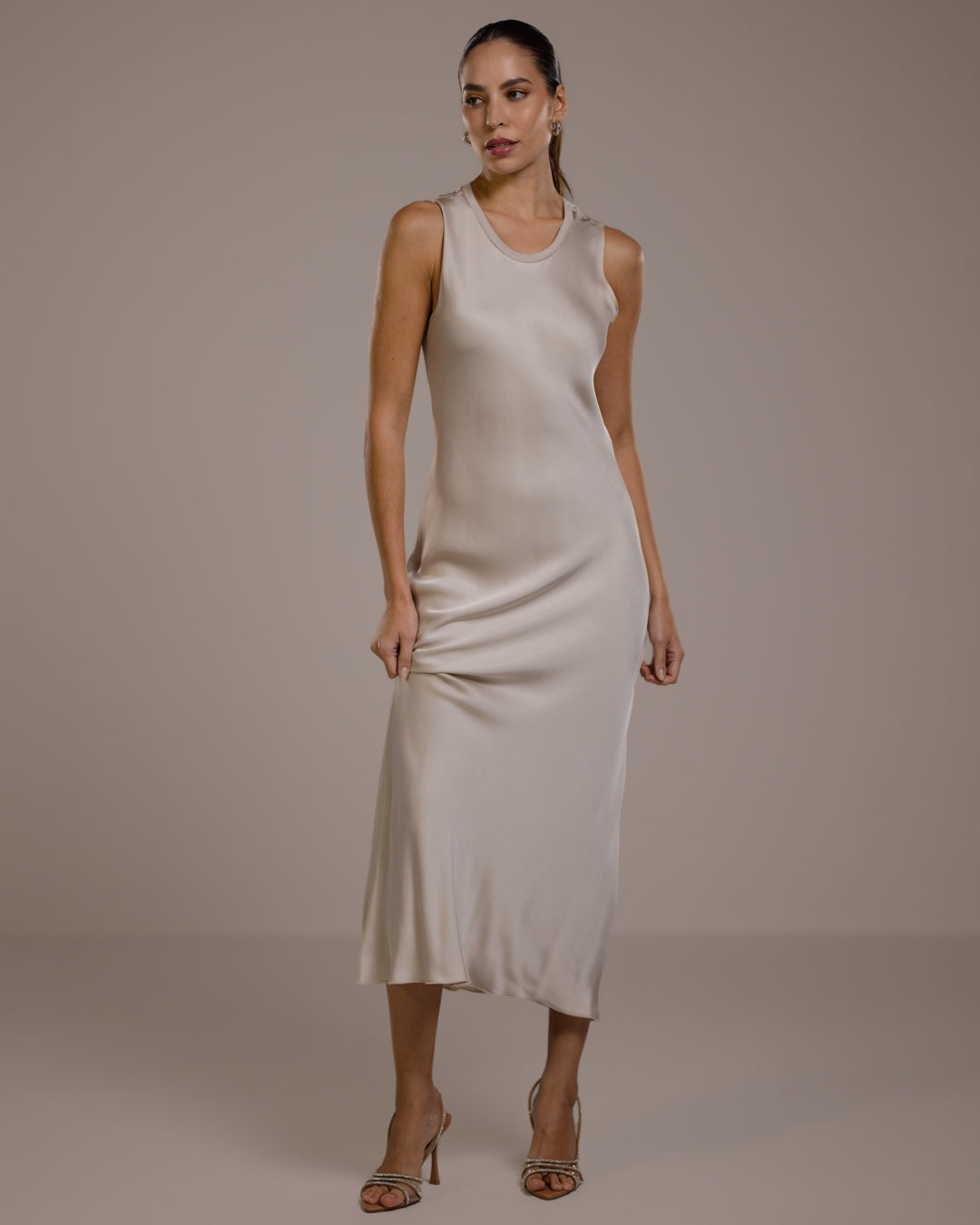 Robe Sabrina en satin sans manches