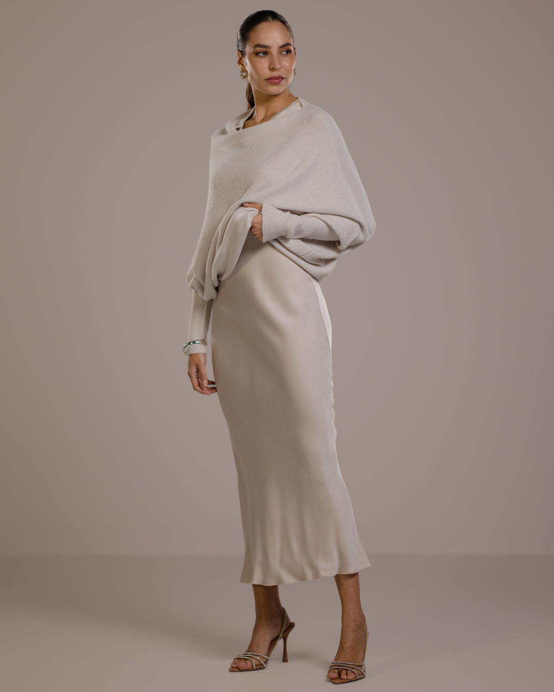 Robe Sabrina en satin sans manches 6