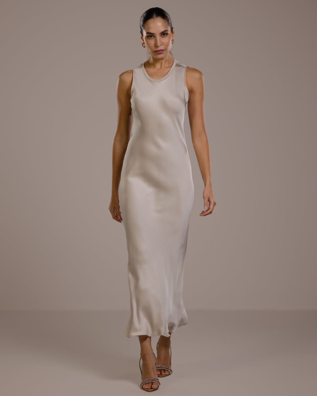 Robe Sabrina en satin sans manches 3