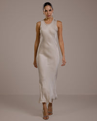 Robe Sabrina en satin sans manches 3