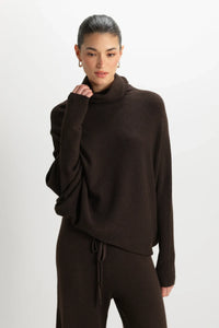 Top asymétrique en maille – Brun espresso