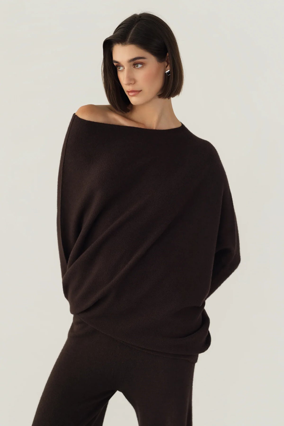 Top asymétrique en maille – Brun espresso